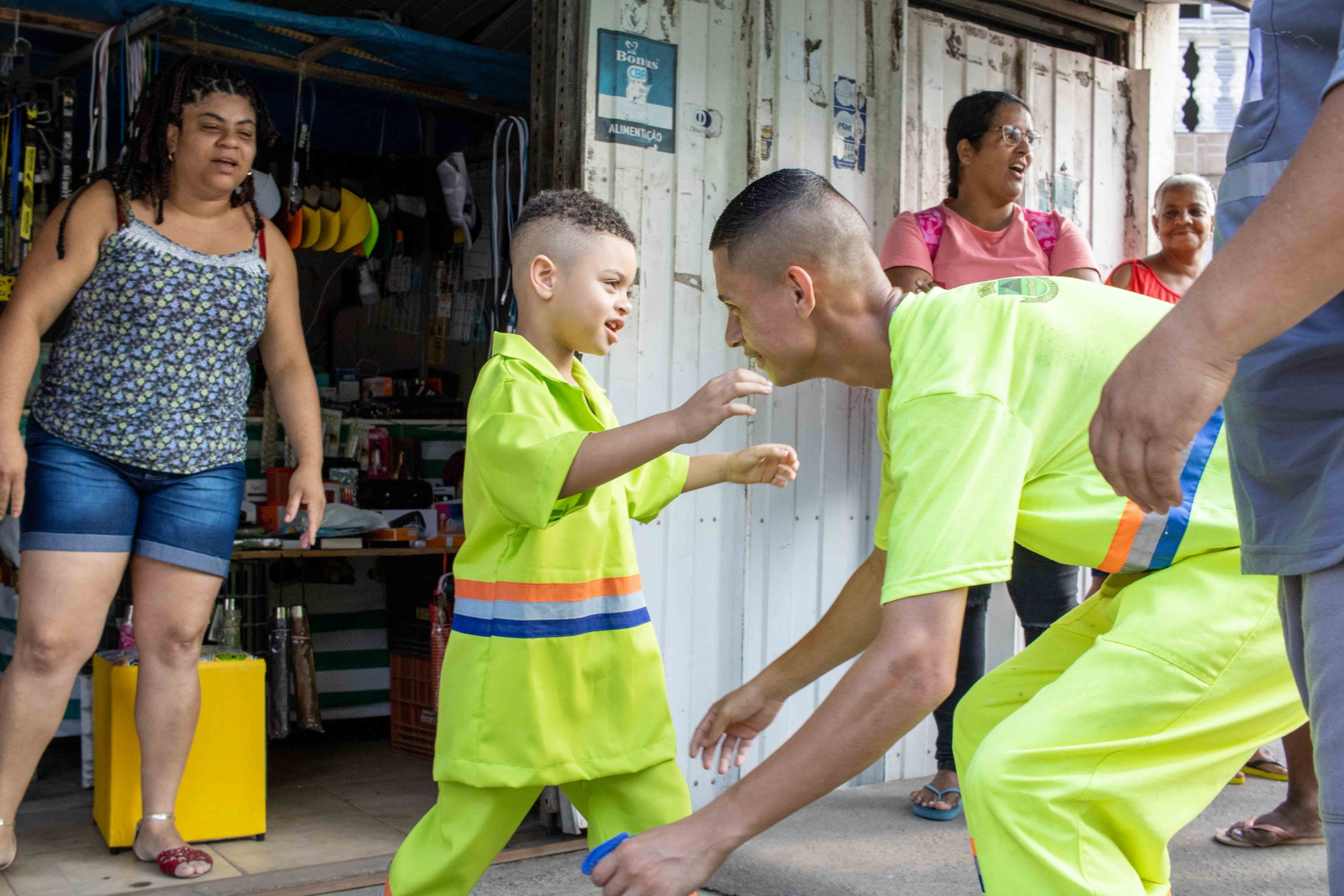 <strong>GAROTO AUTISTA COMEMORA 4 ANOS COM HOMENAGEM AOS COLETORES DE LIXO DE COTIA</strong>