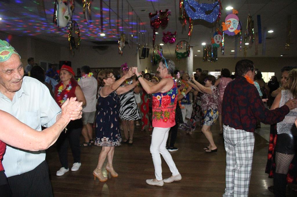 Bailes pré-carnavalescos agitaram o Parque da Maturidade de Barueri