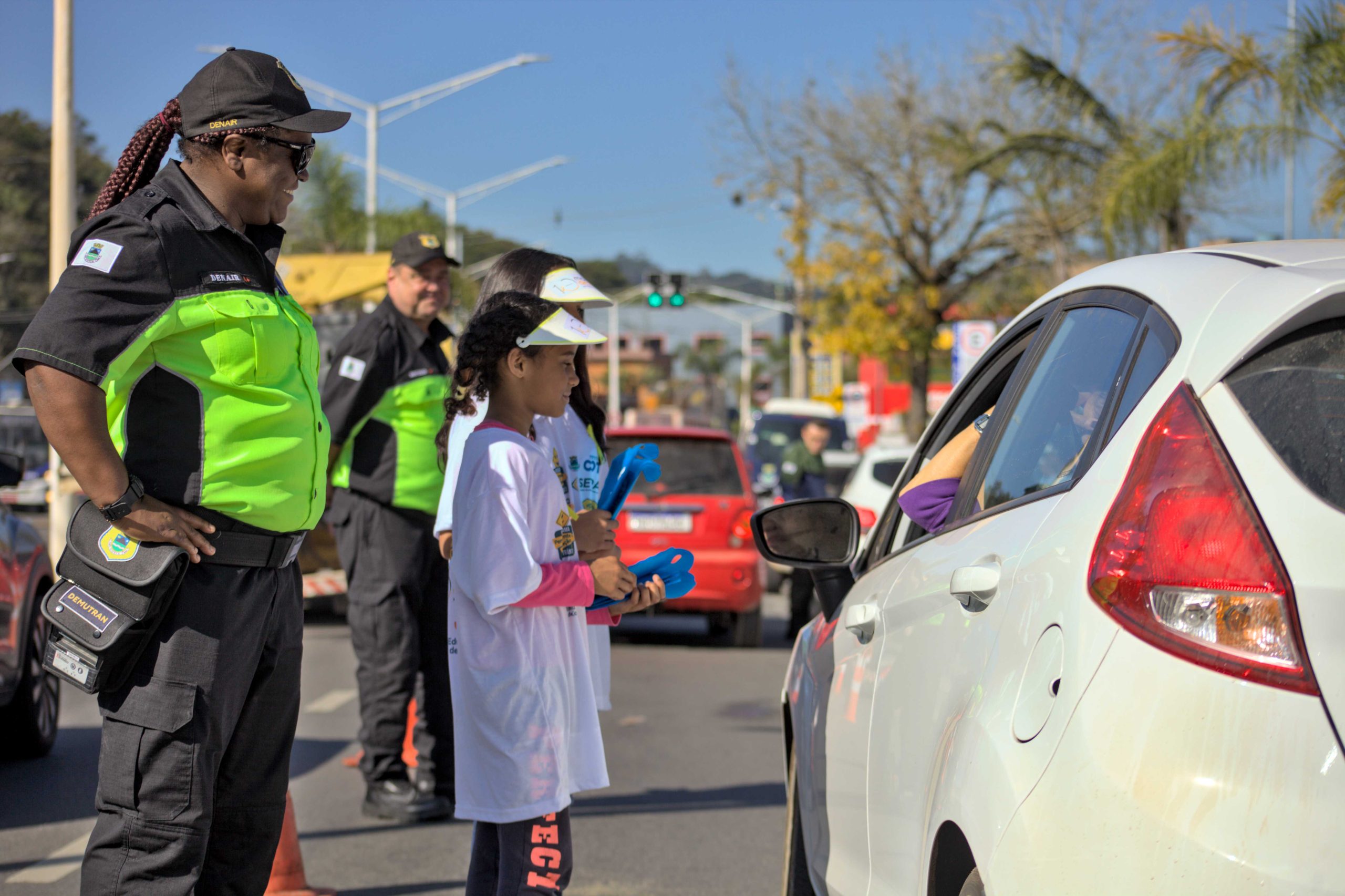 EM COTIA, BLITZES EDUCATIVAS LEVAM CONSCIENTIZAÇÃO SOBRE SEGURANÇA NO TRÂNSITO PARA MOTORISTAS