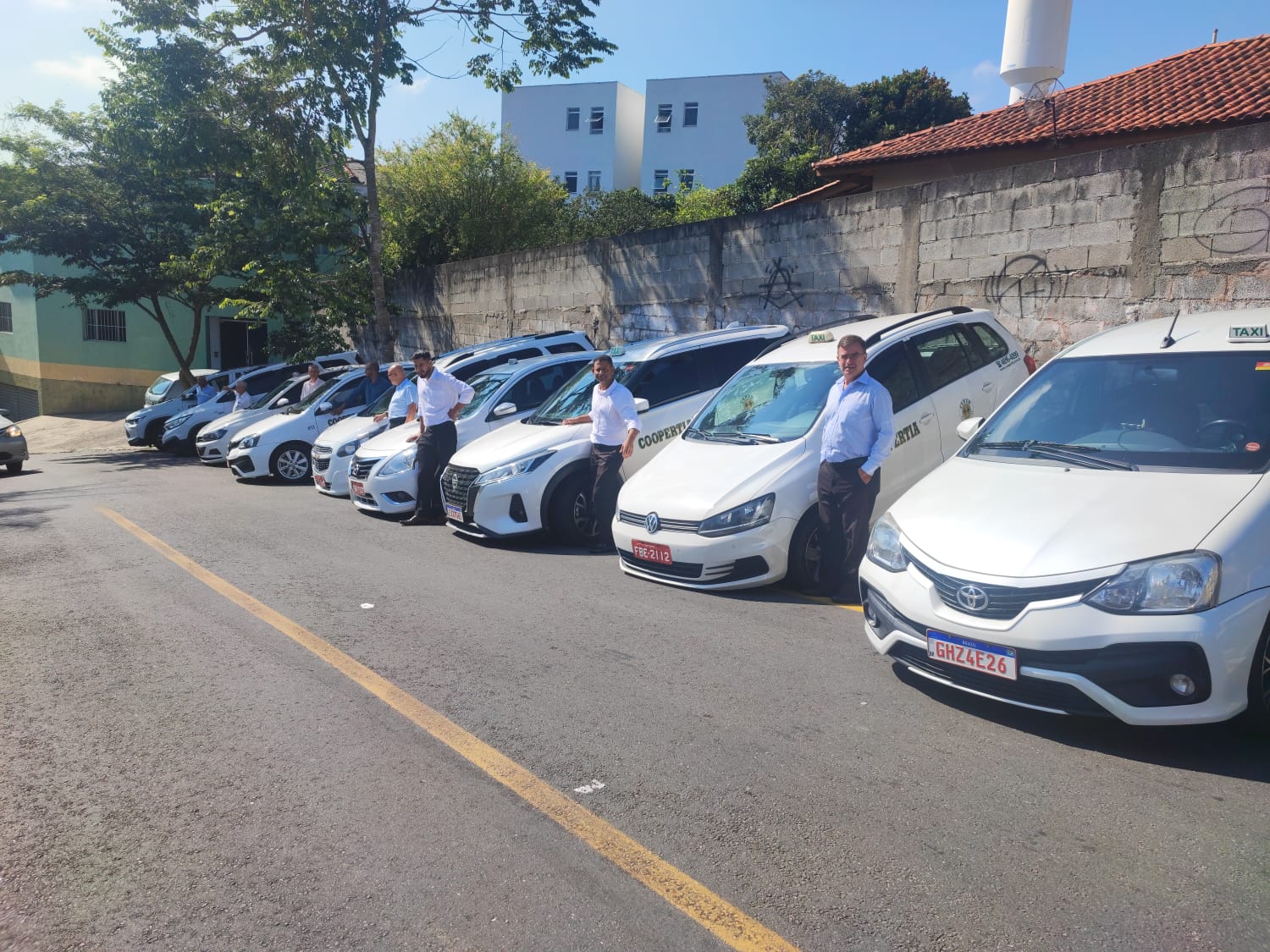 TAXISTAS RECEBEM SELO QUE ATESTA REGULARIDADE DE FUNCIONAMENTO EM COTIA