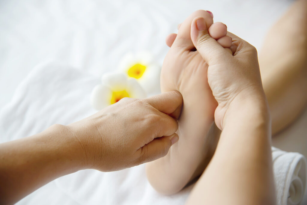 Cotia tem inscrições para cursos gratuitos de Reflexologia Podal e Palmar e de Manicure  