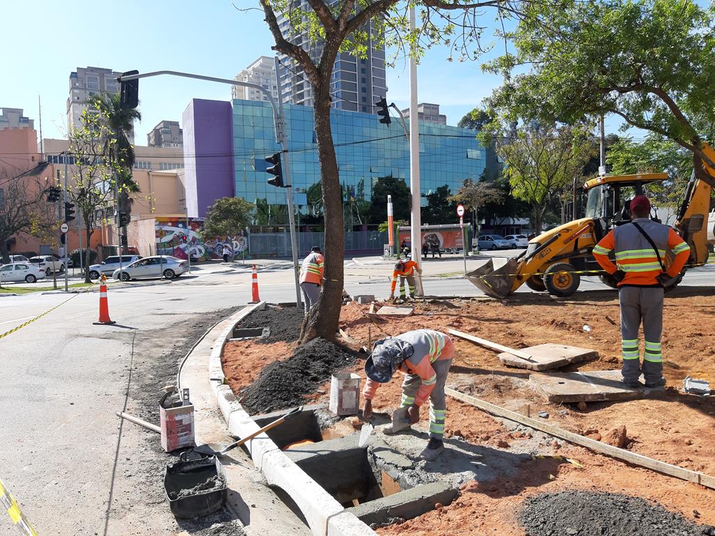 Prefeitura reforma e revitaliza praça em rotatória da Fieb Tech em Alphaville