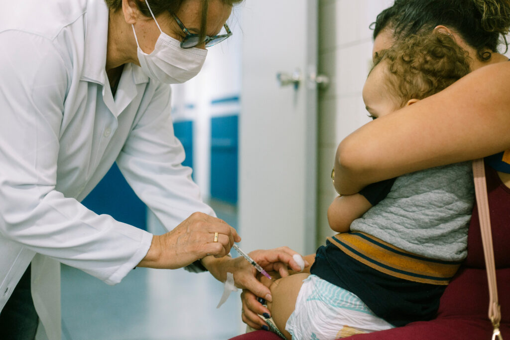 Professores e profissionais da educação devem se vacinar contra a meningite