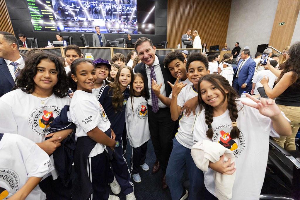 Câmara Municipal de Barueri homenageia PM que dedica a vida a manter jovens longe das drogas
